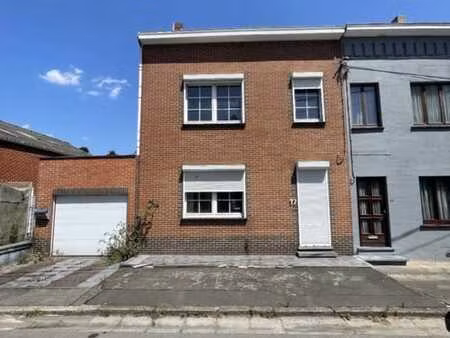 maison d’habitation avec jardin et garage