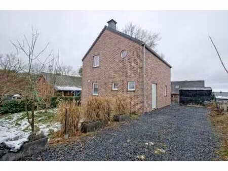 une maison 4 façades avec jardin