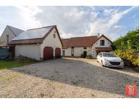 villa avec annexe  garages  jardin et vue sur les champs