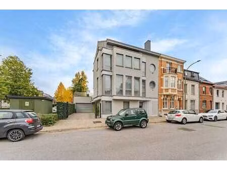 maison centralement située avec ascenseur sur 7 ares.