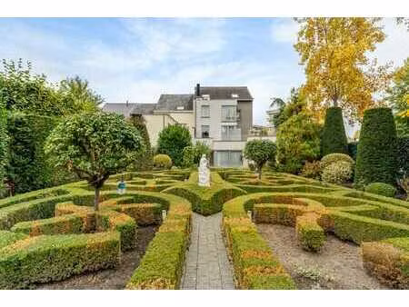 maison centralement située avec ascenseur sur 7 ares.