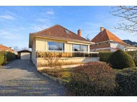 villa à rénover avec une situation résidentielle.