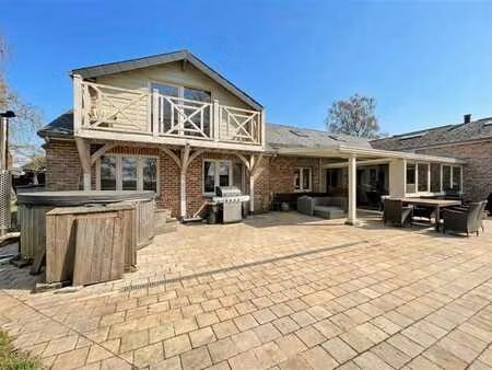 spacieuse villa avec belle possibilité maison kangourou