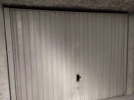 box de stationnement / garage à vendre