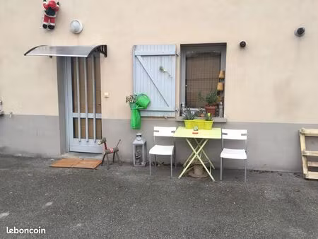 2 maison de ville distribué en 4 appartement