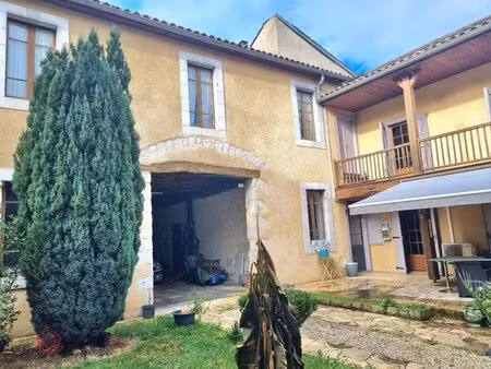 maison spacieuse avec dépendances et patio