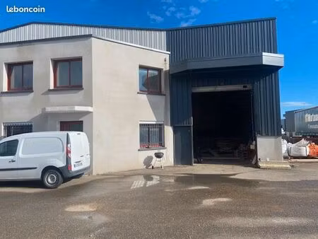 saint priest  local 1.240 m2 dont bureaux 140 m2 env