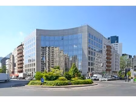 place victor hugo à courbevoie  des plateaux de bureaux lumineux avec espace extérieur