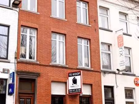 maison de maître impressionnante avec terrasse