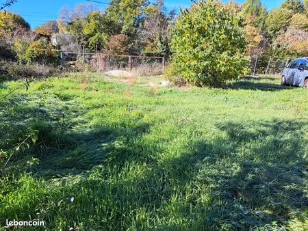 terrain 555 m² gréasque