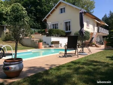 grande maison familiale avec piscine et sous-sol aménageable