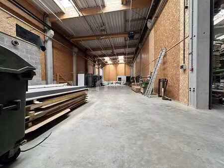 entrepôt lumineux avec pont roulant – 450 m² – gouvy (zone i