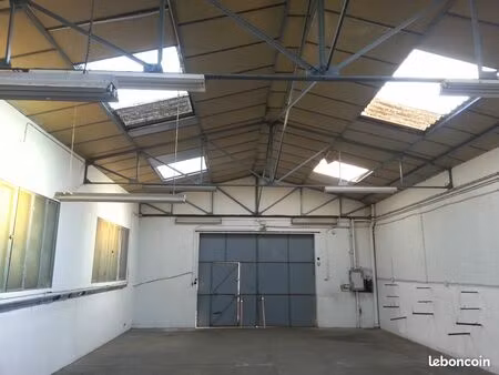 local d'activite de 206m² avec un bureau - site clos