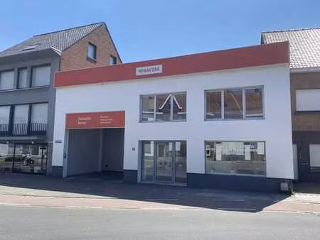 entrepôt avec salle d'exposition et bureau sur la route d'ac