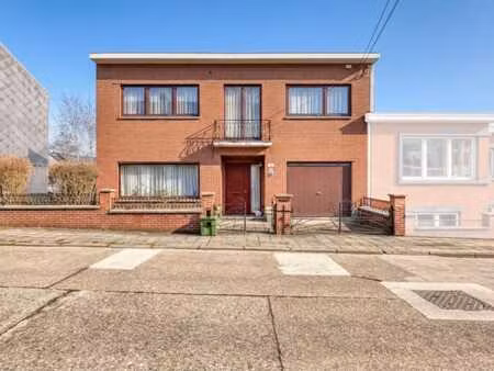 maison avec jardin et garage de 345m²