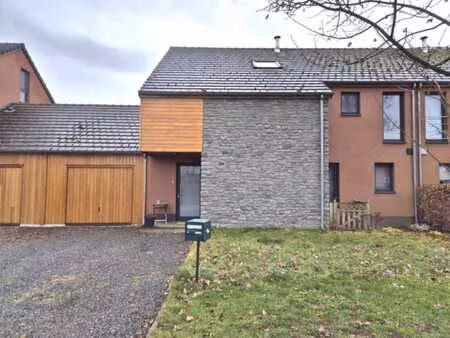 une jolie et récente maison d’habitation basse énergie