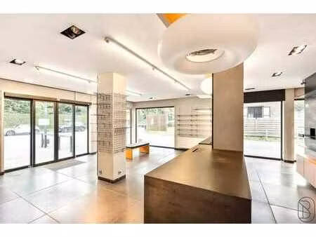 surface commerciale idéalement située avec studio