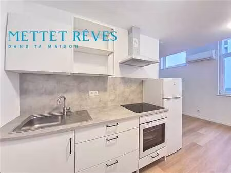 studio de 25m2 avec une salle de douche privée.