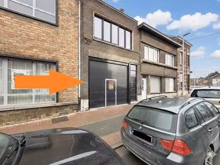 entrepôt +/- 120m2 avec grande porte sectionnelle