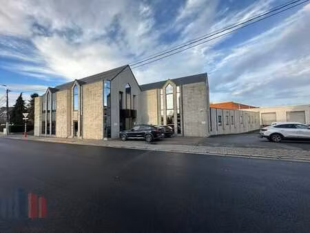 bâtiment commercial multifonctionnel avec bureaux et entr...