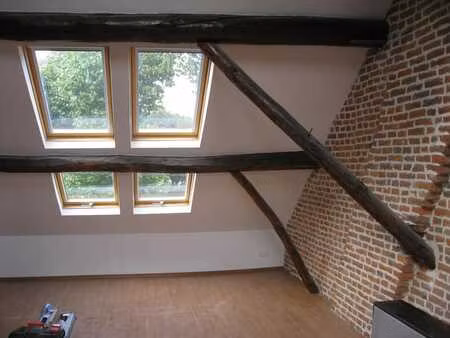 très beau studio mansardé.