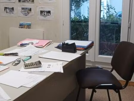 bureau entièrement aménagé avec parking