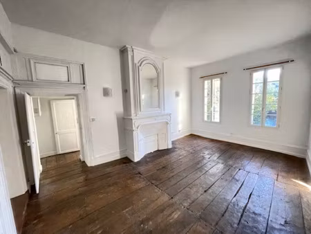 grand t2 dans immeuble haussmanien classé