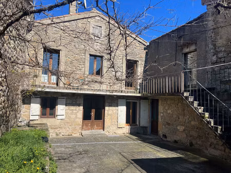 maison de hameau  en pierre  avec jardin