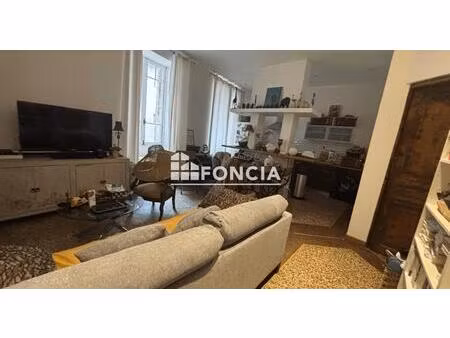 centre historique bel appartement rénové de 90m2 divisé en deux appartements avec cour sit