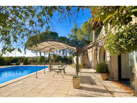 maison d'architecte avec vue dominante  piscine et dépendanc