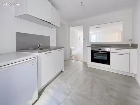 location t2 bis refait à neuf situé au rdc d'un petit immeuble