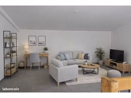 a louer superbe appartement de type t3 (non meuble) situé en centre ville de saint-joseph