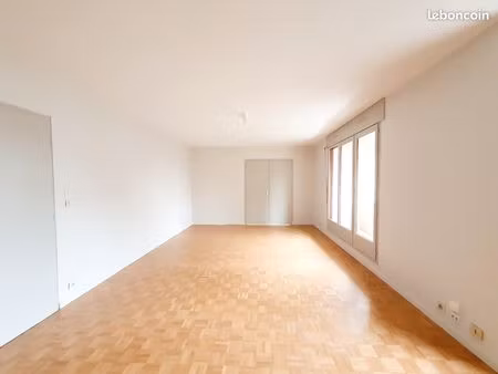 t4 de 96 m² - cuisine équipée et séjour avec balcon