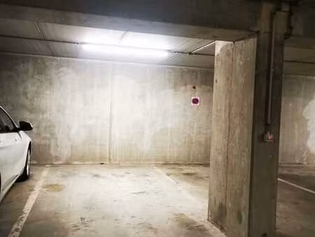 place de parking intérieur