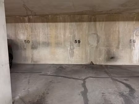 grande place de parking en sous-sol sécurisé