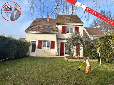 maison familiale aux beaux volumes  située dans un environnement recherché.
