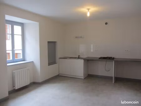 appartement t2 en triplex – 48 m² habitables – centre bourg d’olliergues