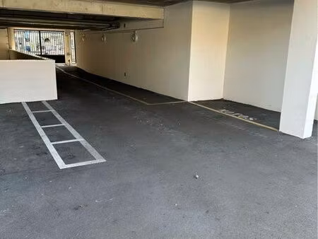 place de parking couverte et sécurisée