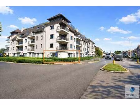 strategisch gelegen handelsgelijkvloers op een zichtlocatie