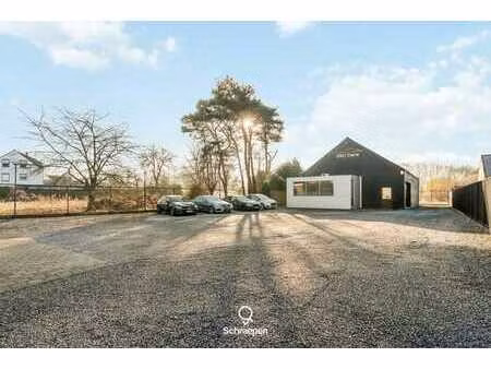 uitstekend gelegen handelspand (305 m²) met véél parkeerg...