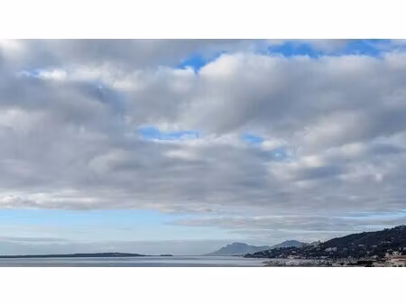 grand t2 avec vue mer panoramique à juan les pins