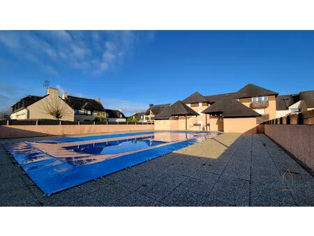 appartement avec jardinet à côté de la plage