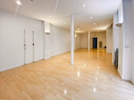 en fond de cours dans un immeuble dans un immeuble haussmannien  à vendre local de 137m²