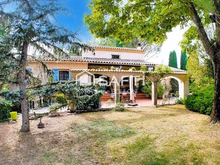 propriété d'exception avec dépendance au cœur du luberon