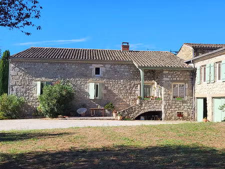 belle maison en pierre avec piscine et grand terrain / lupé