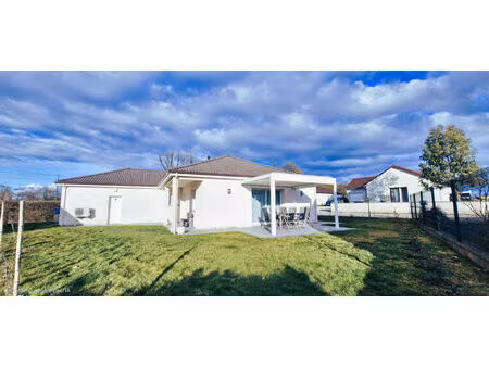 maison de plain pied à saint vit  3 chambres  garage double