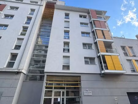 très belle appartement situe dans une copropriété récente