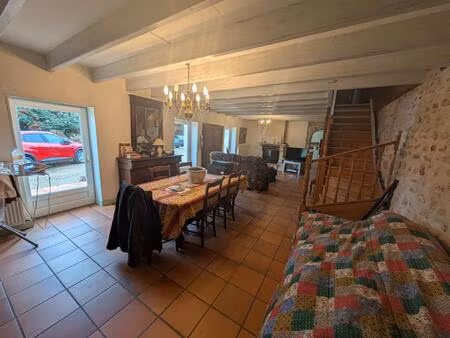 belle longère de 1900 avec beaucoup de charme avec une bonne distribution des pièces  impl