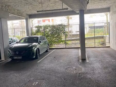 place stationnement couverte sécurisée