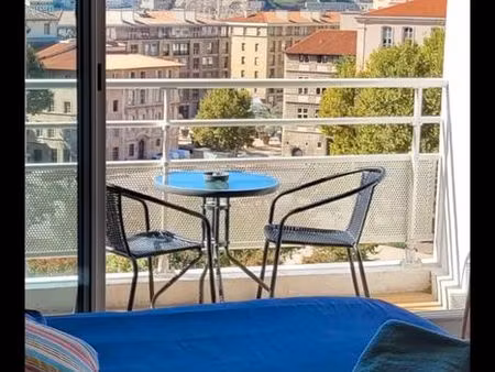 studio climatisé de 22 m2 quartier vieux port panier a cote de l'hotel intercontinental